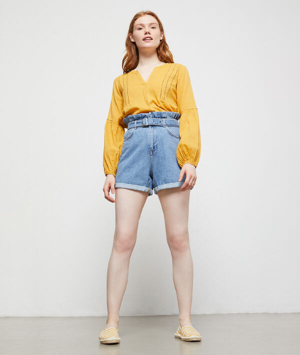 Blouse col v à guipure curry.