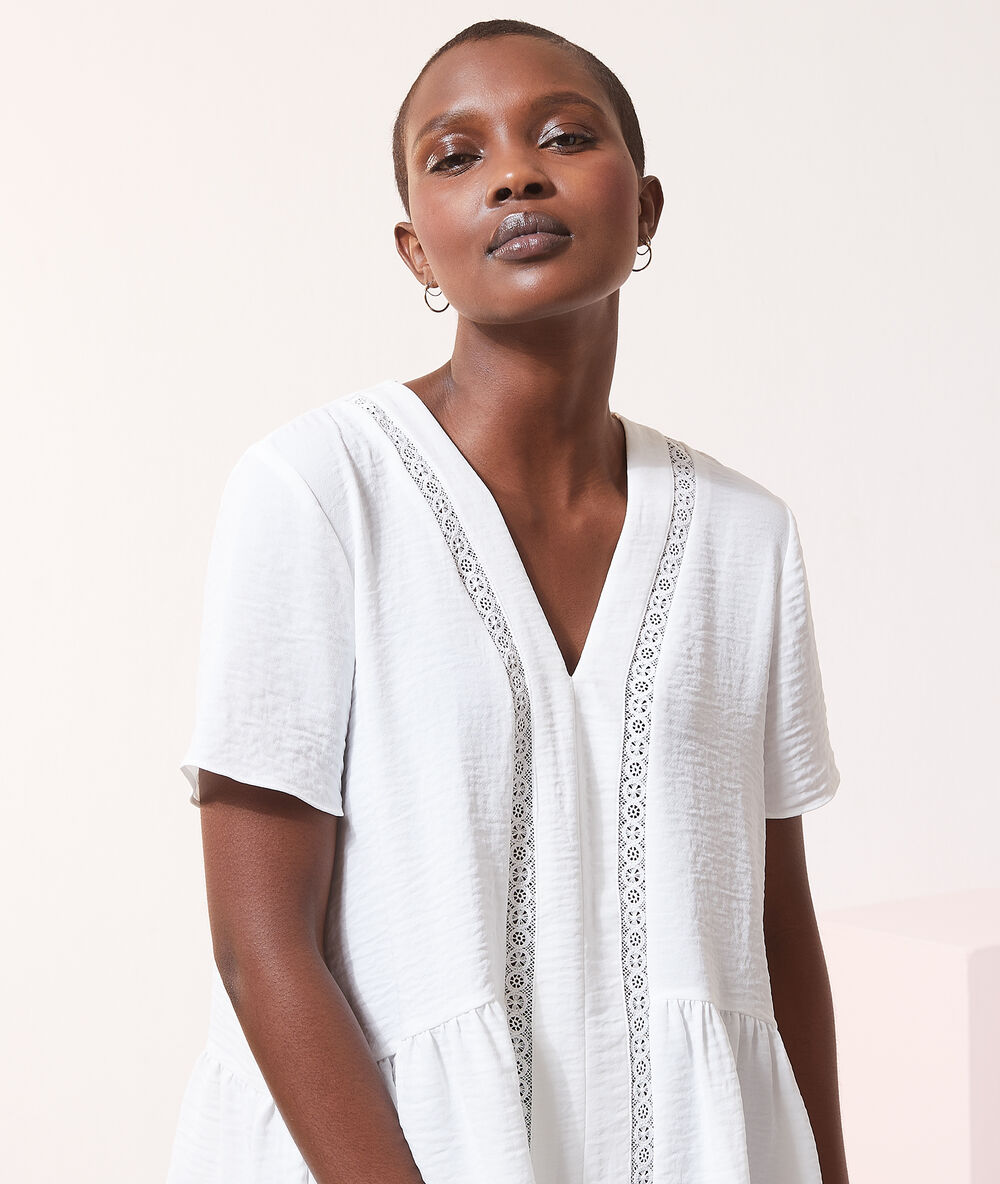 Blouse col v détails guipûre ecru.