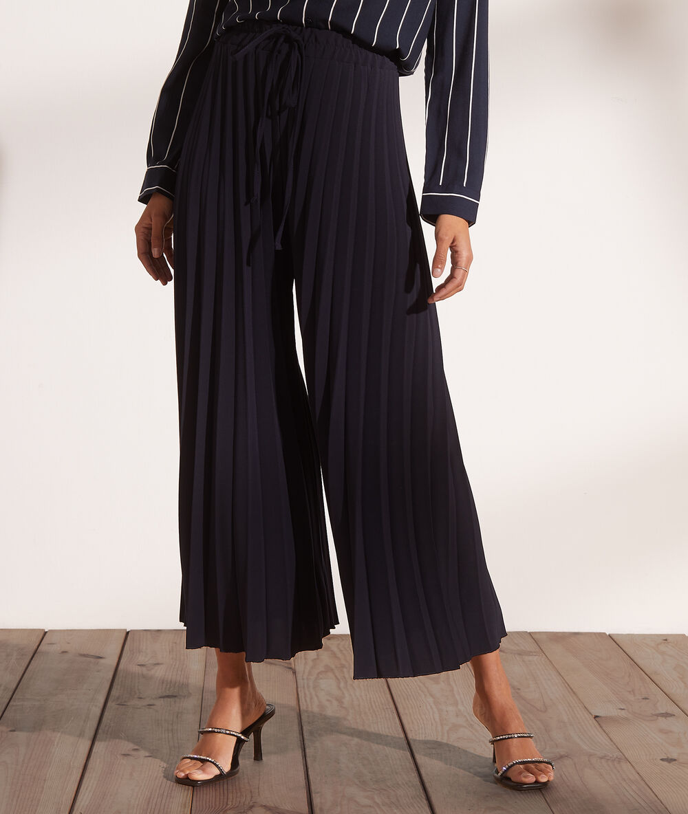 Pantalon large plissé bleu marine.