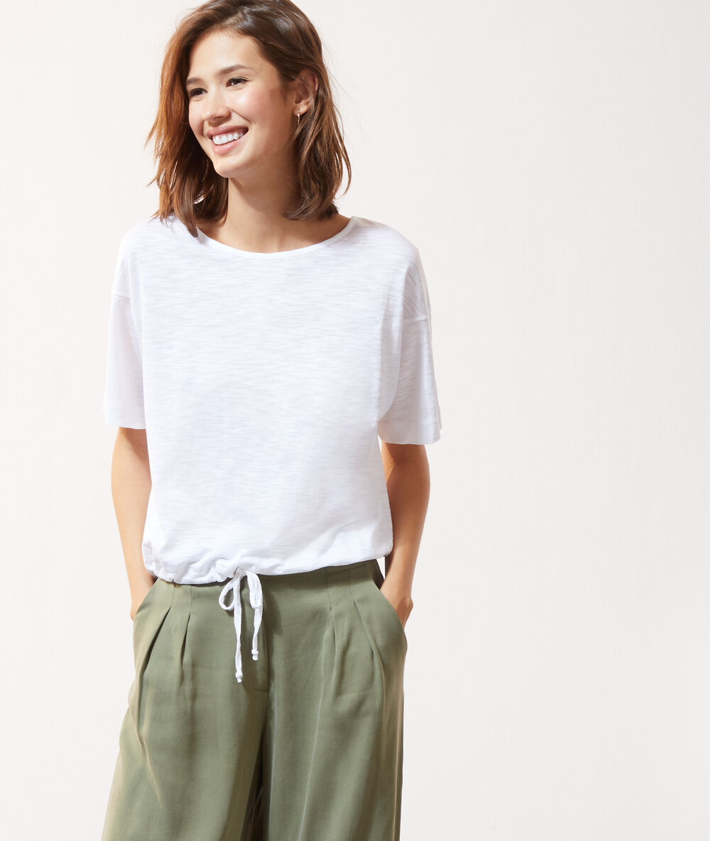 T-shirt avec lien blanc.