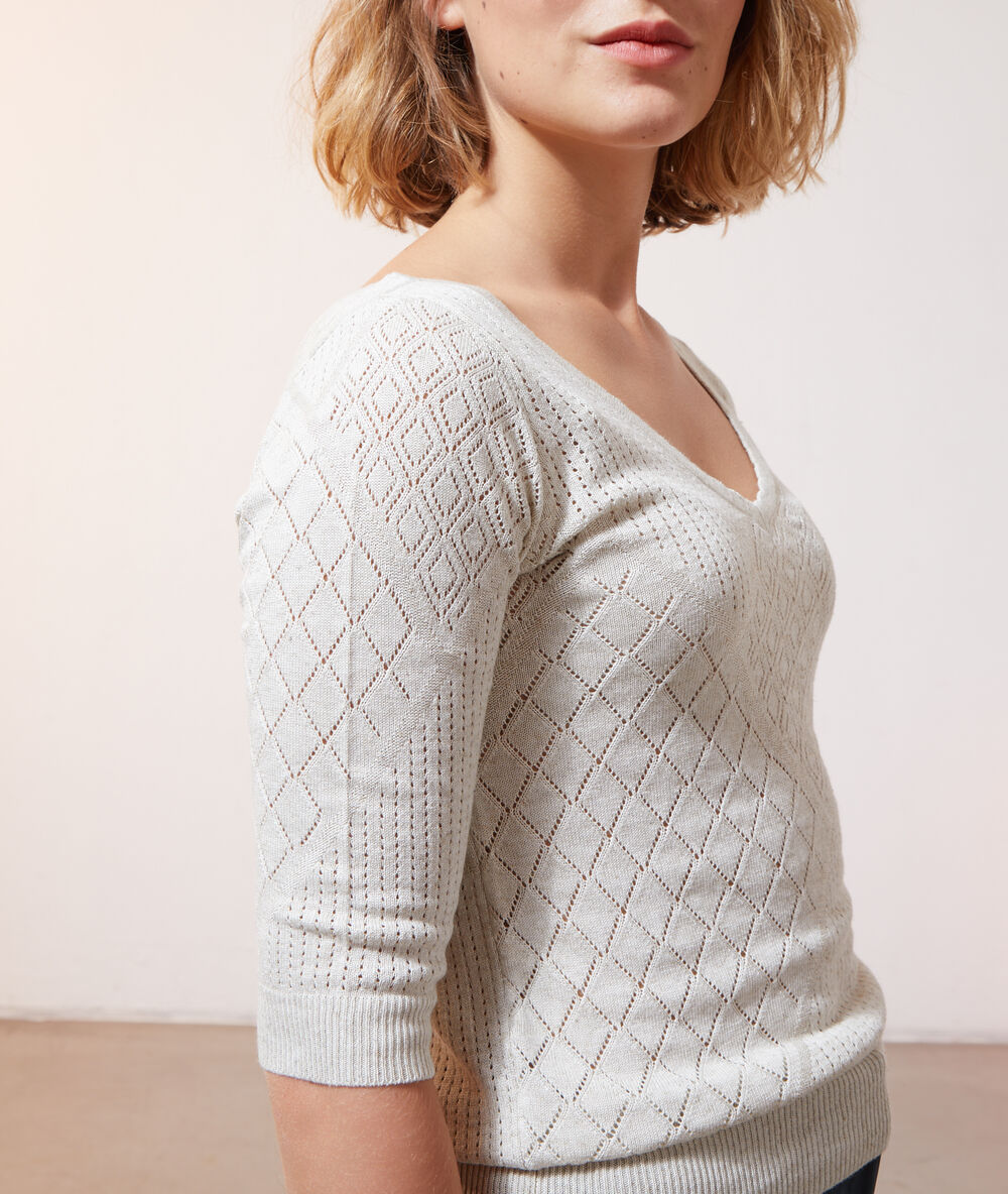 Pull en maille ajourée beige rose.