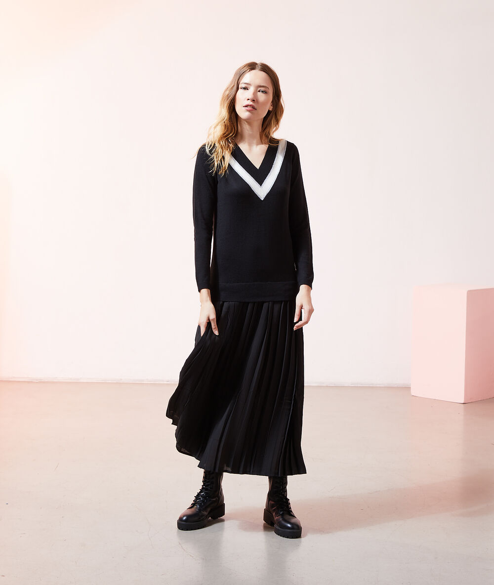 Robe col v en maille fine noir.