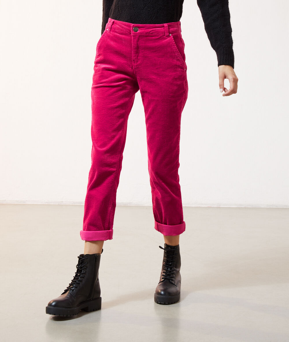 Pantalon en velours côtelé fuschia.