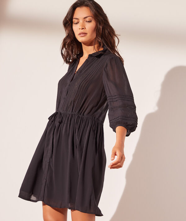 Robe courte détails ajourés Robe courte détails ajourés
