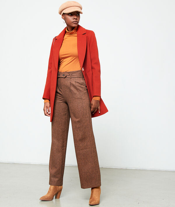 Manteau droit rouille.