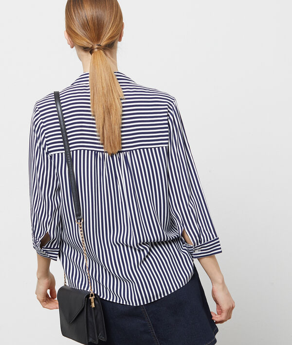Chemise à rayures marine.
