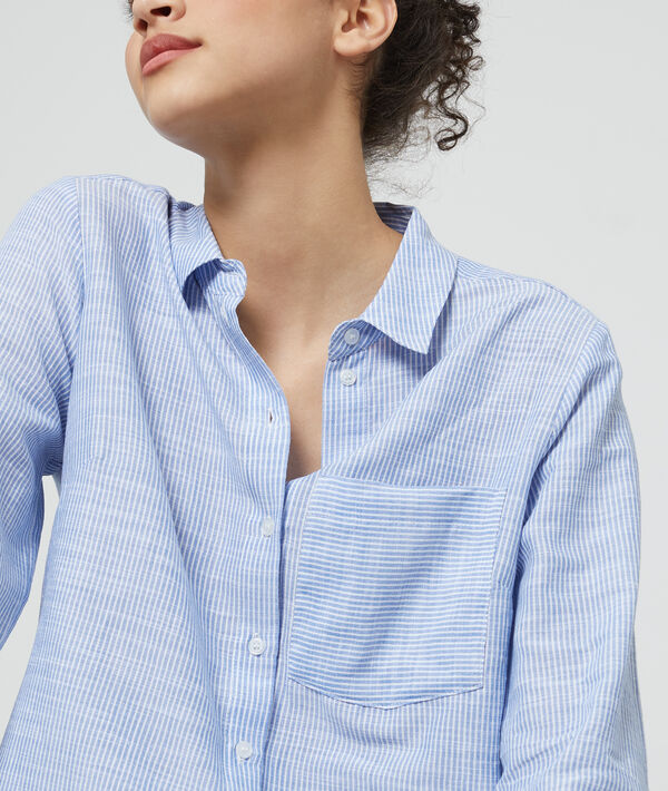 Chemise à rayures marine.