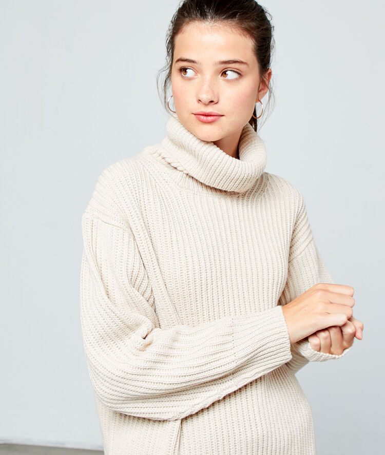 Pull col roulé en grosse maille grege.