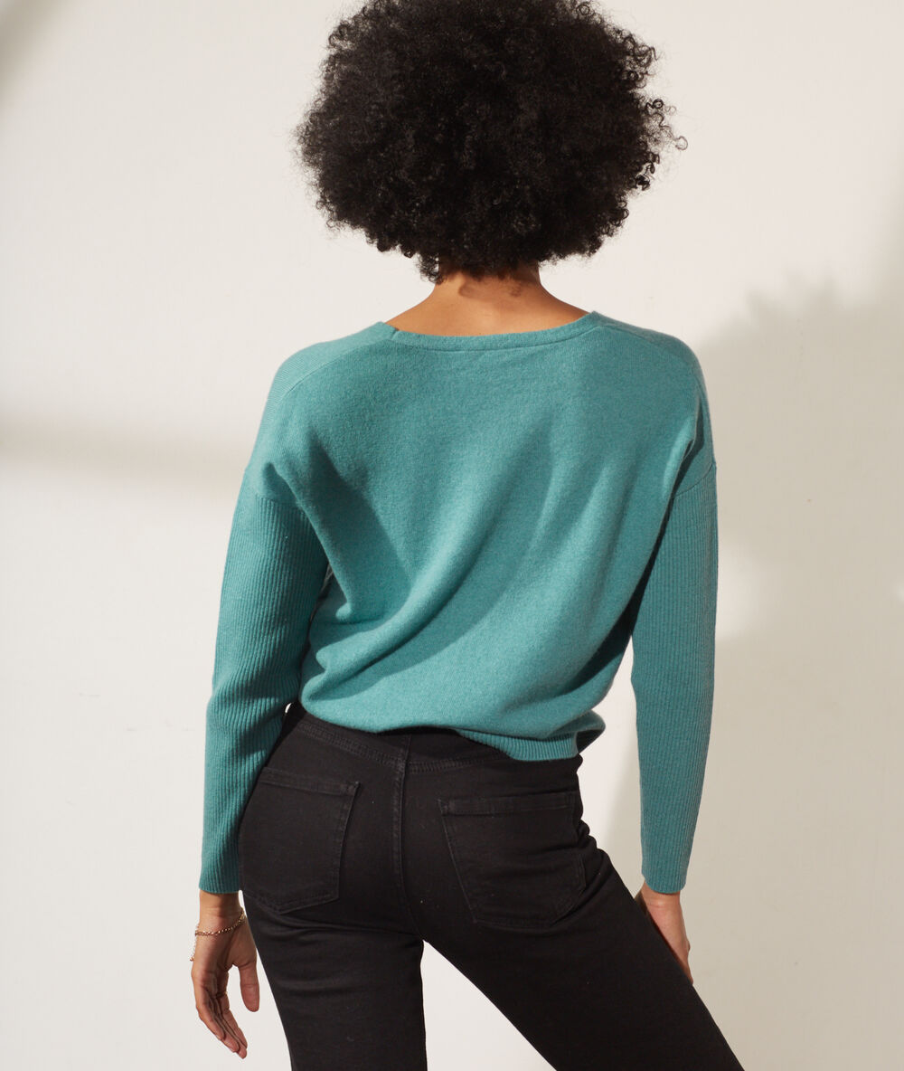 Pull col v laine et cachemire sauge.
