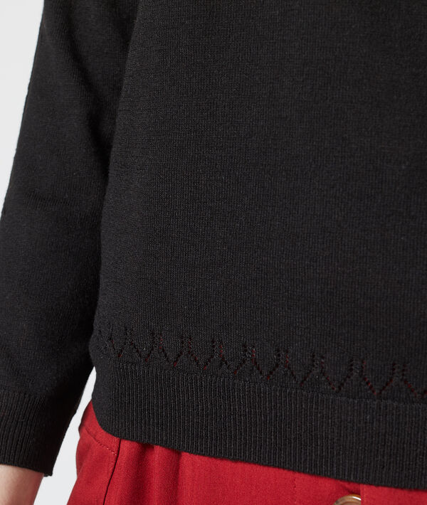 Pull col v en maille fine noir.