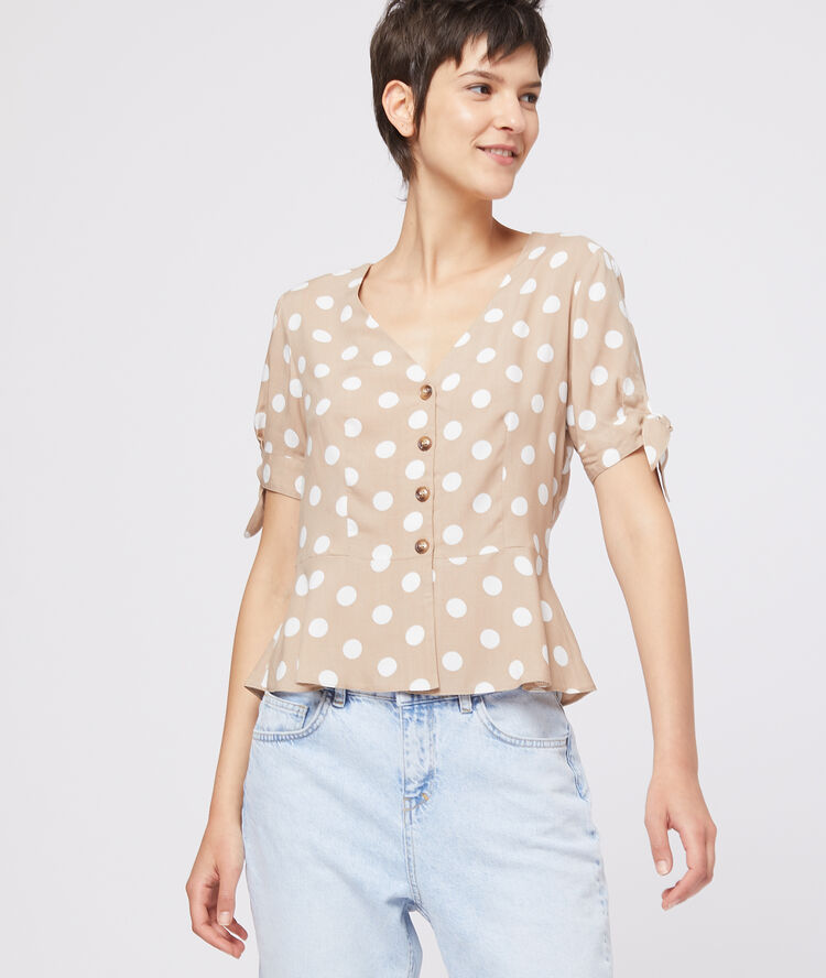 Blouse nouée à pois beige.