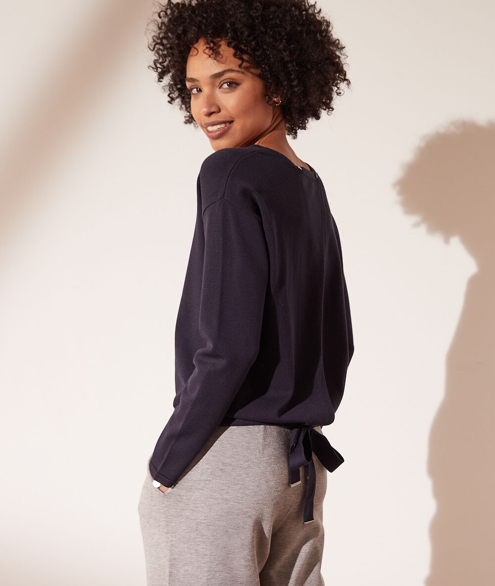 Pull en maille à nouer bleu marine.