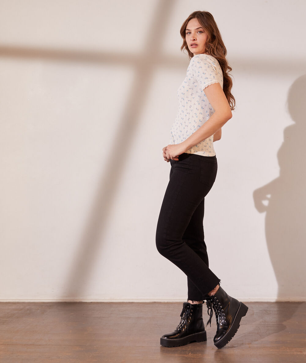 T-shirt pointelle en coton bio détails en dentelle azur.