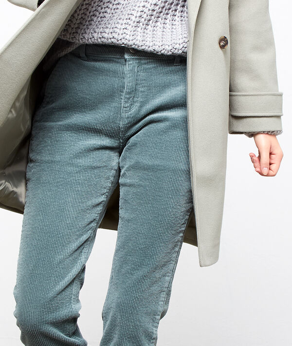 Pantalon en velours côtelé sauge.