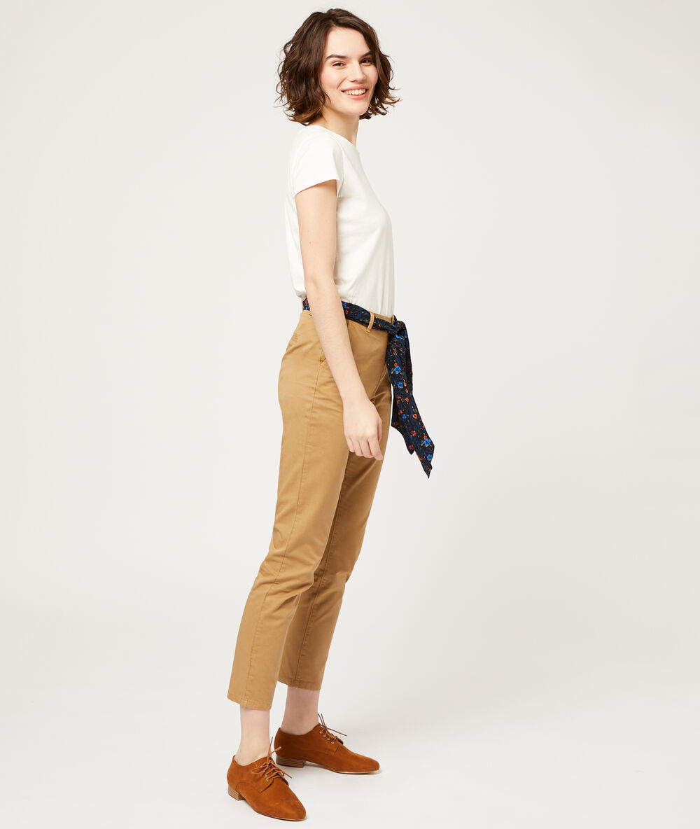 Pantalon droit avec foulard camel fonce.