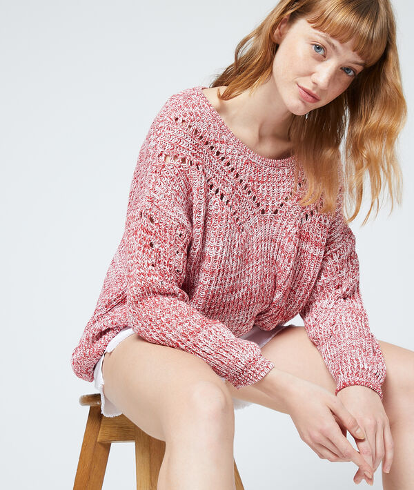 Pull en grosse maille carmin.