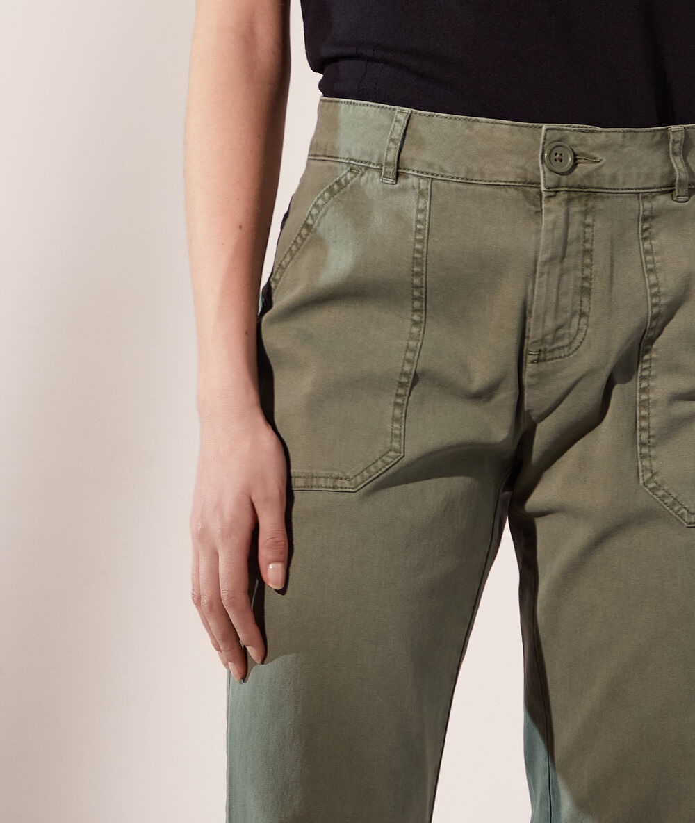 Pantalon cargo kaki fonce.