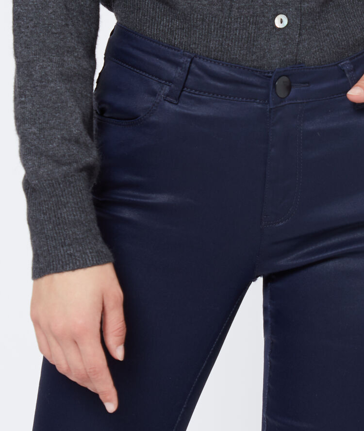 Jean slim enduit marine.
