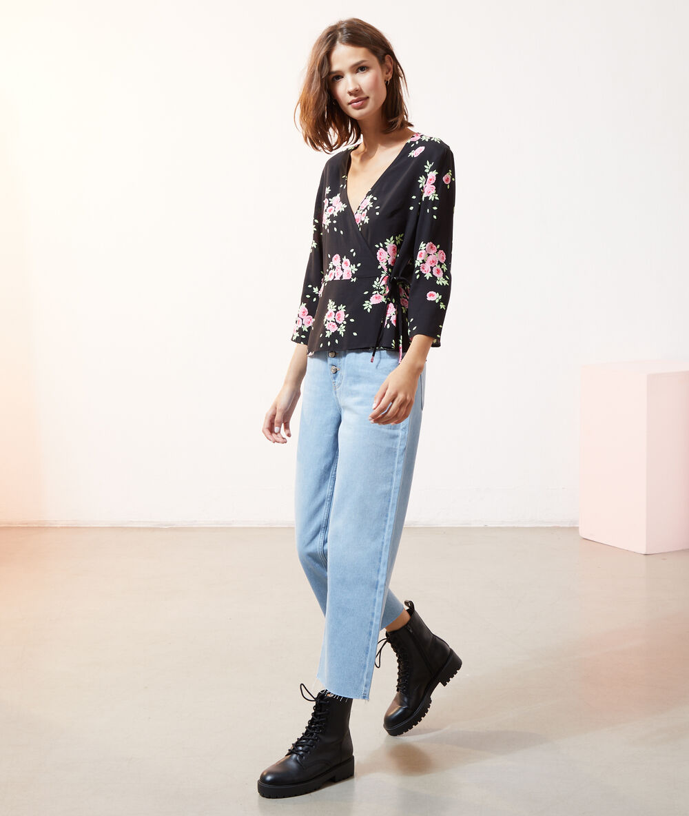 Blouse cache-cœur, imprimé fleuri noir.