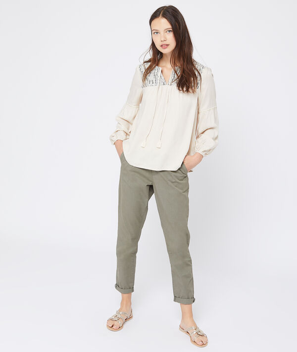 Blouse à motifs jacquard beige.