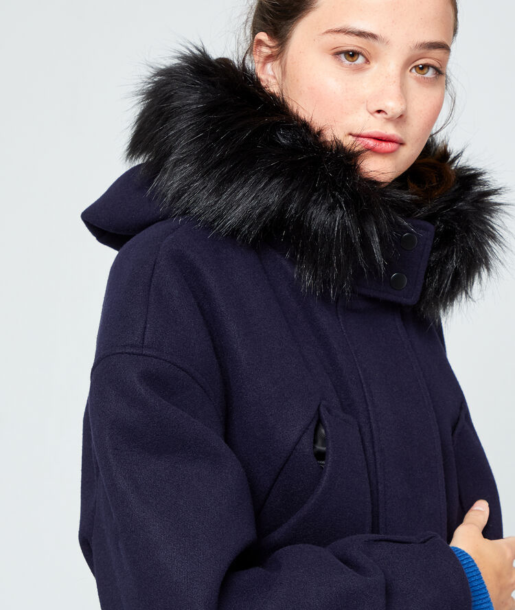 Parka capuche en fausse fourrure marine.
