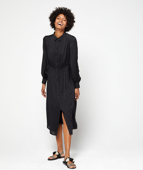 Robe chemise longue noir.
