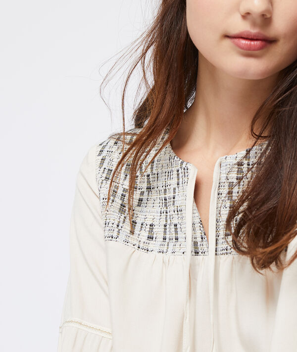 Blouse à motifs jacquard beige.