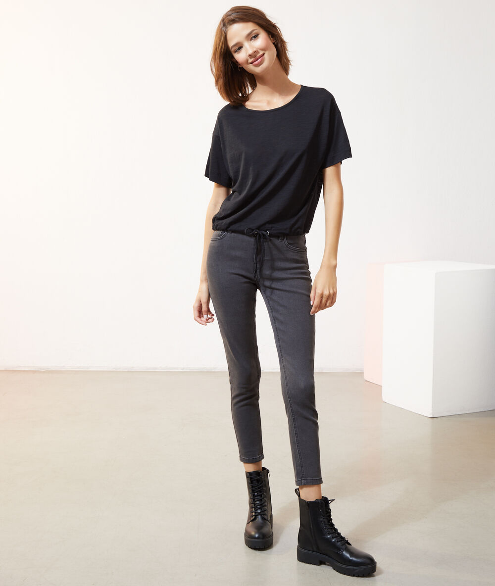 T-shirt avec lien noir.