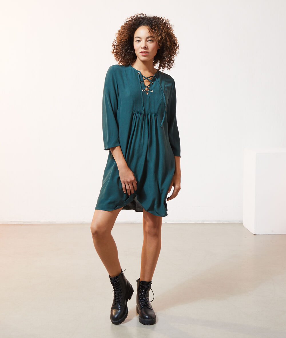 Robe décolleté à laçage sapin.