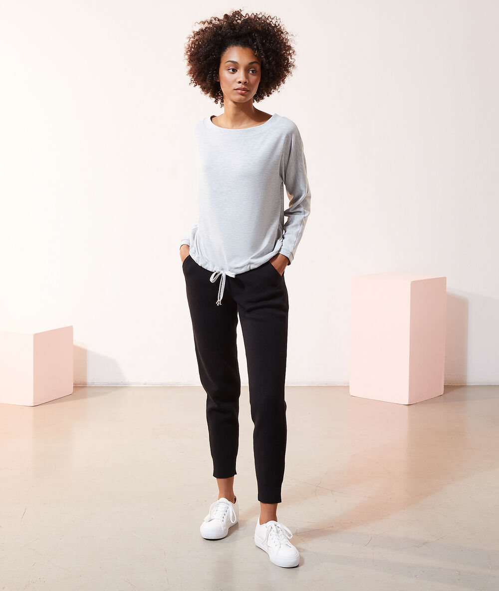 Pull maille fine col bateau liens de serrage gris chine clair.
