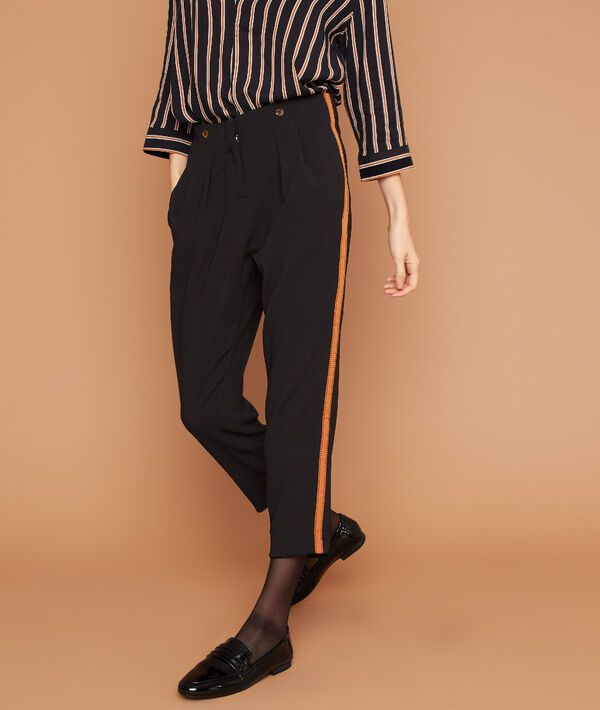 Pantalon carotte à bretelles noir.