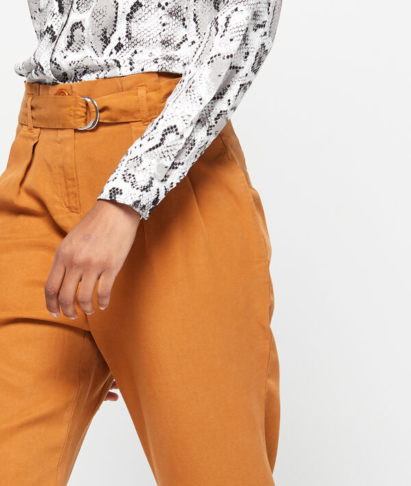 Pantalon carotte ceinturé orge.