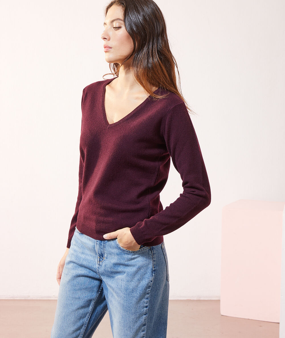 Pull col v en cachemire prune.