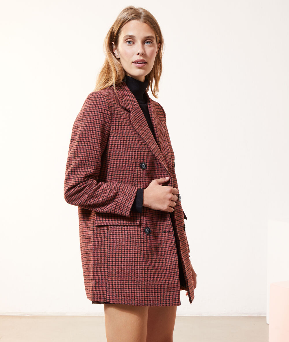 Manteau droit à carreaux framboise.