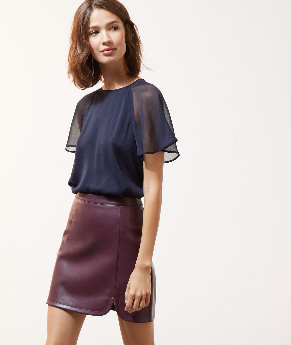 Jupe en simili cuir bordeaux.