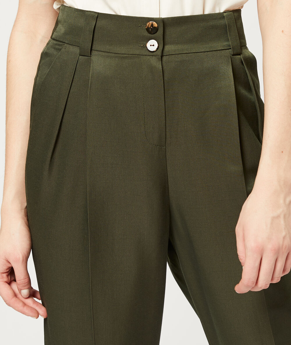 Pantalon carotte kaki.