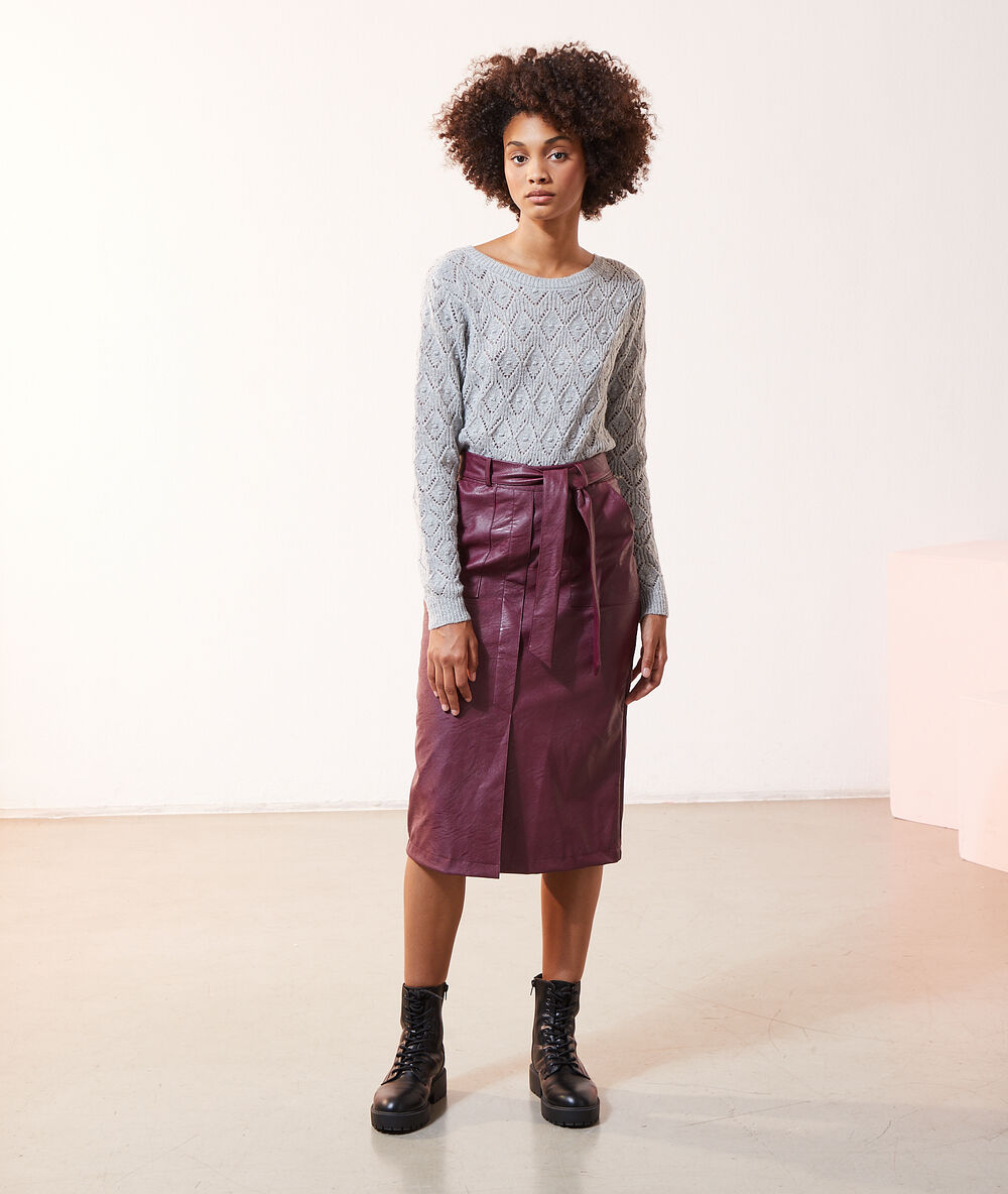 Jupe effet cuir ceinturée bordeaux.