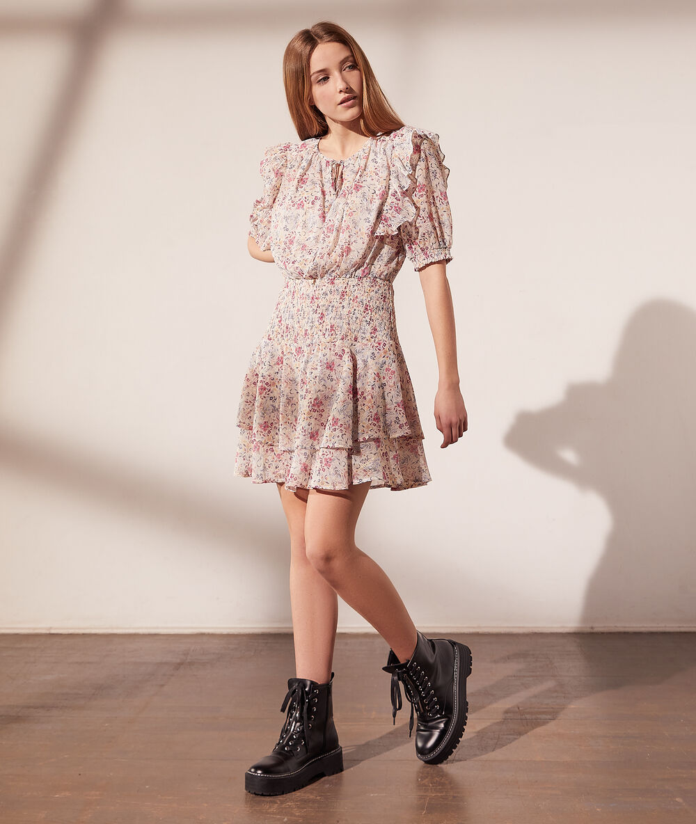 Robe smockée imprimé fleuri ecru.