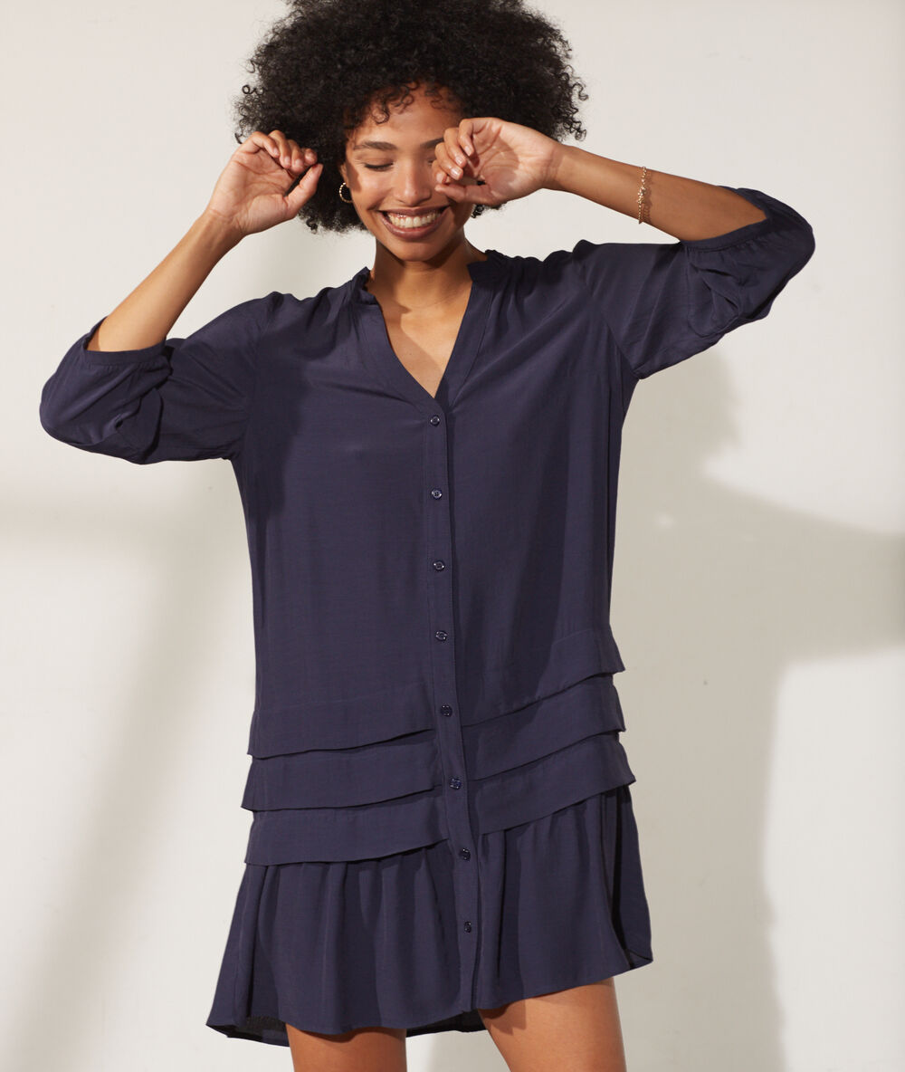 Robe à volants marine.