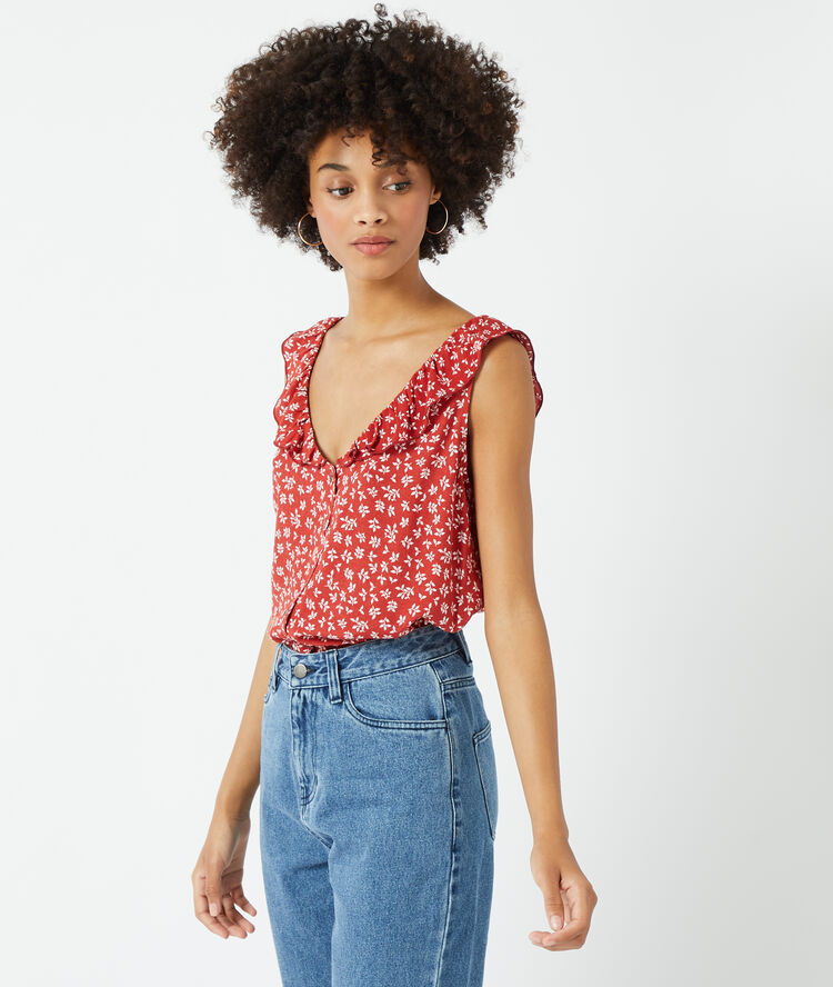 Blouse imprimée à volants brique.