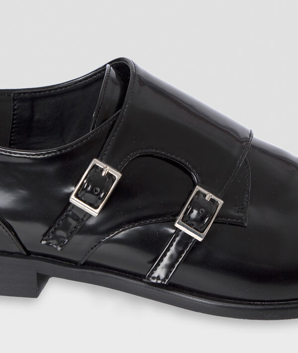 Derbies vernies à boucles noir.