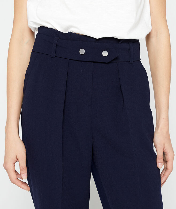 Pantalon carotte ceinturé marine.
