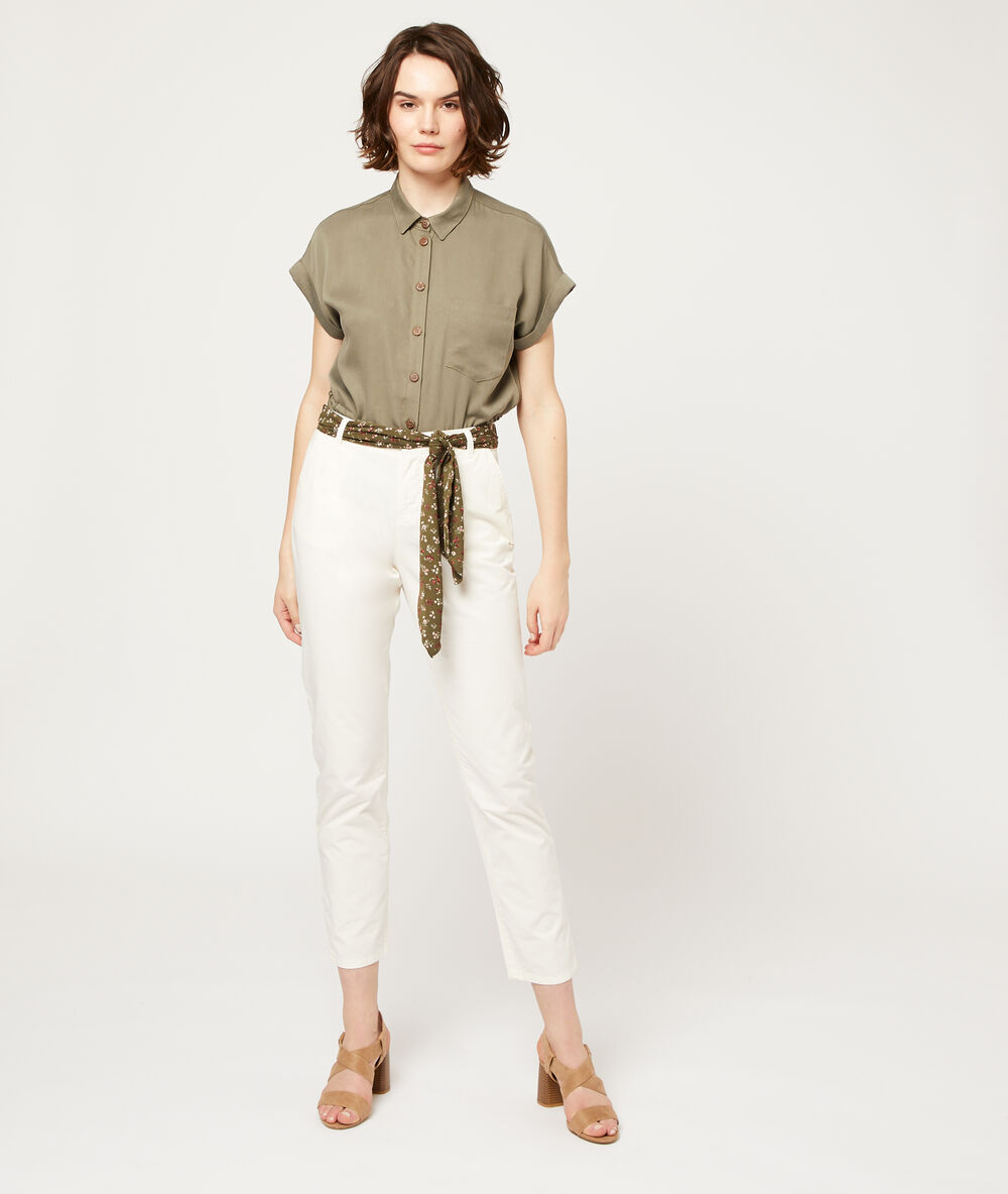 Pantalon droit avec foulard blanc.