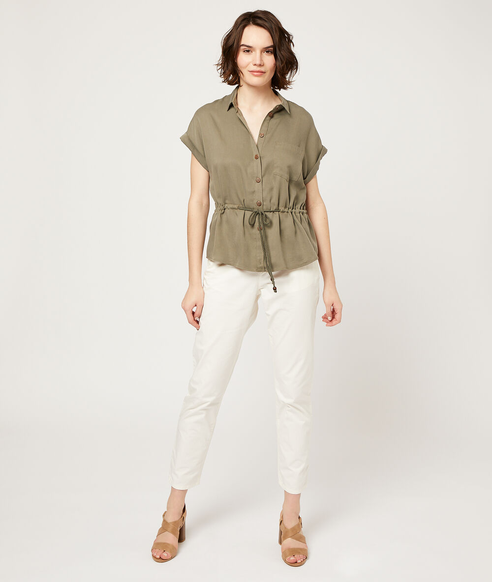 Pantalon droit avec foulard blanc.