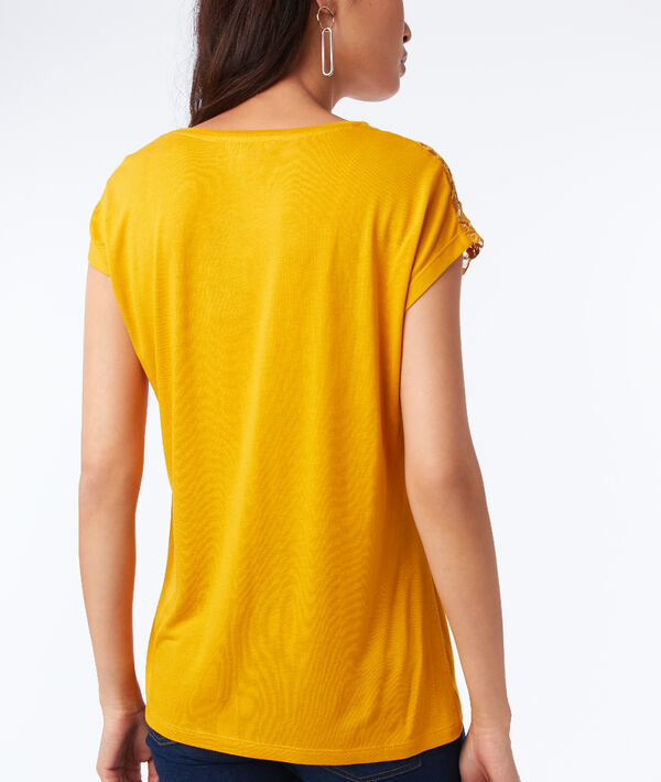 T-shirt empiècement dentelle miel.