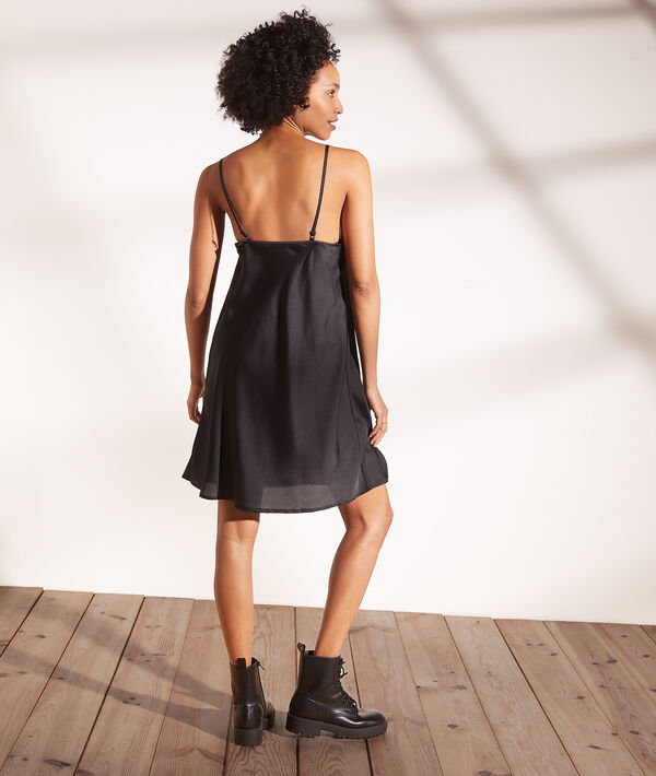 Robe satinée 2 en 1 - brassière intégrée Robe satinée 2 en 1 - brassière intégrée