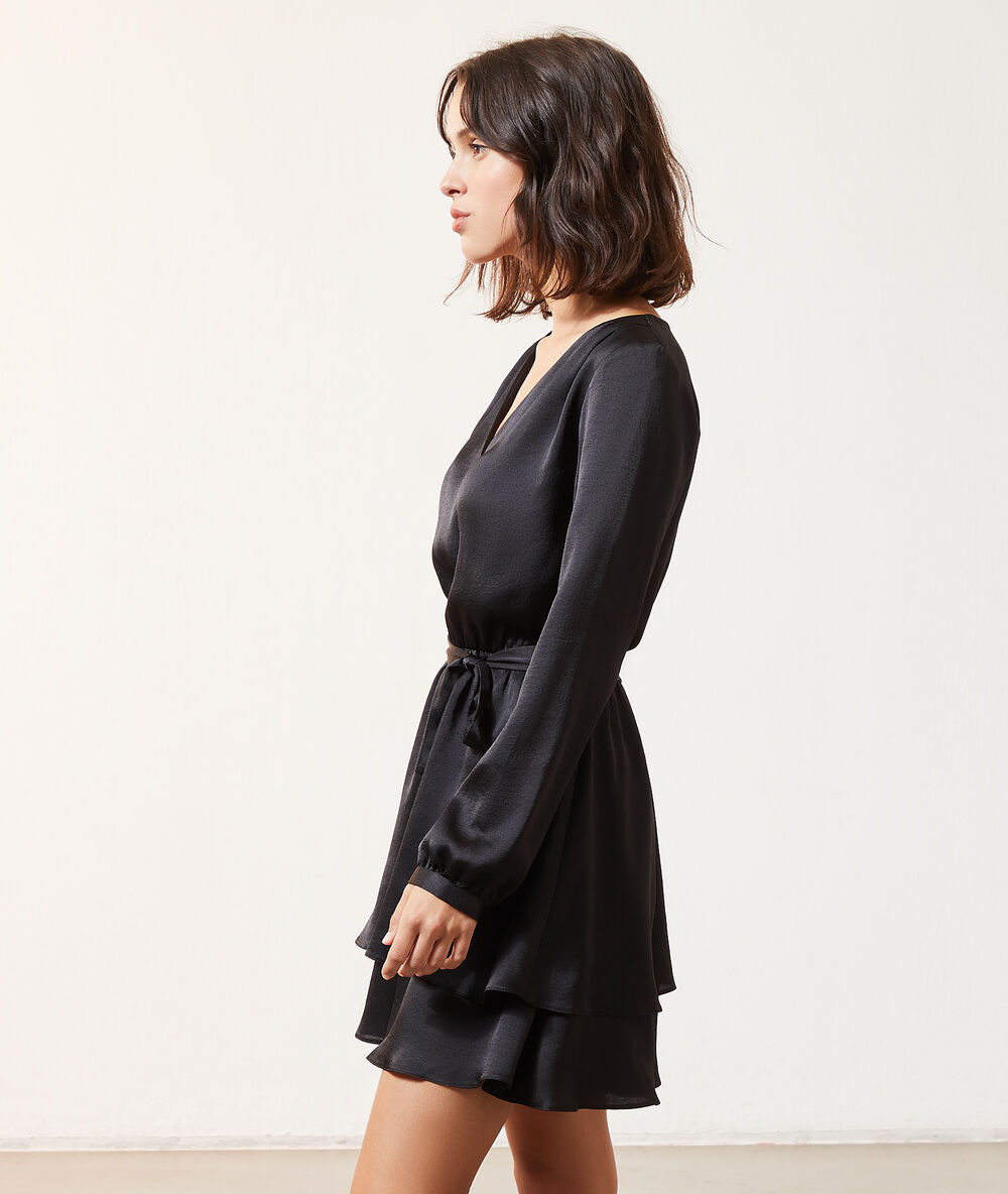 Robe satinée ceinturée noir.