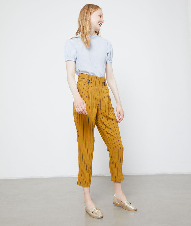 Pantalon carotte à rayures moutarde.