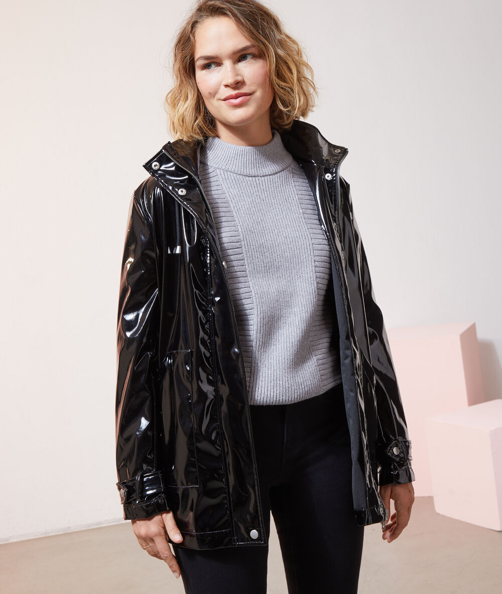Imperméable effet vernis noir.