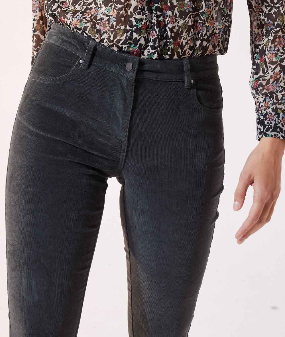 Pantalon slim en velours foret.